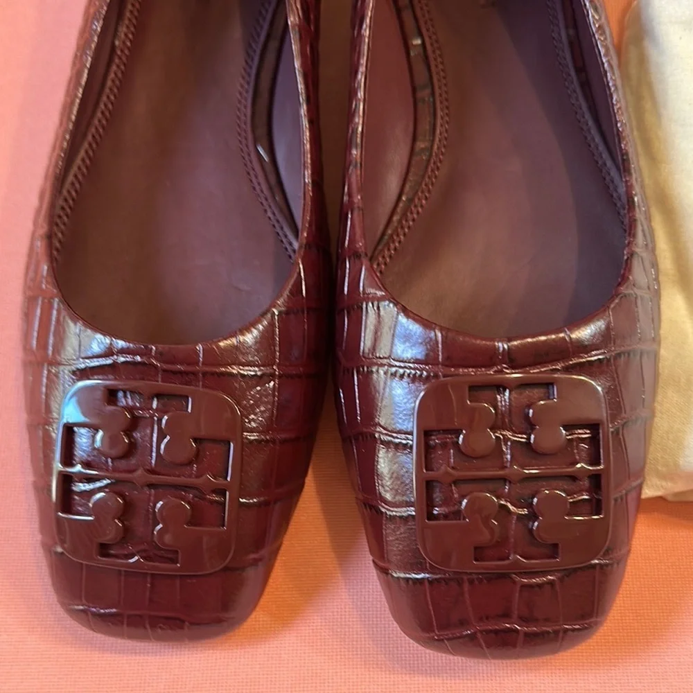 New Women's Tory Burch Brown Leather Flats. Size 8.